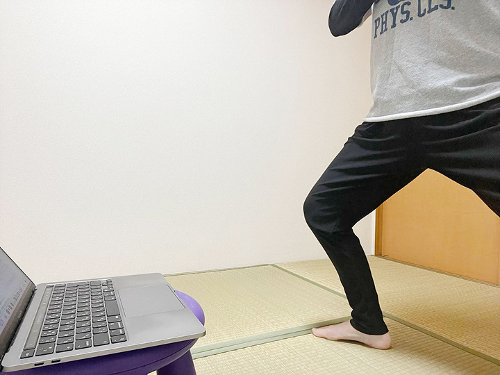 立ってポーズを取る